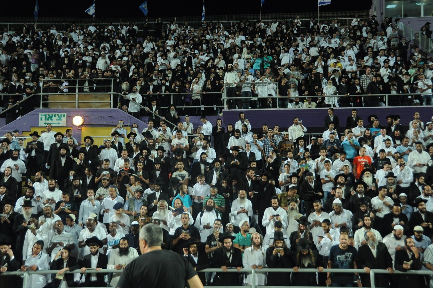 8,000 איש והרב ברלנד: צפו במעמד העוצמתי באצטדיון