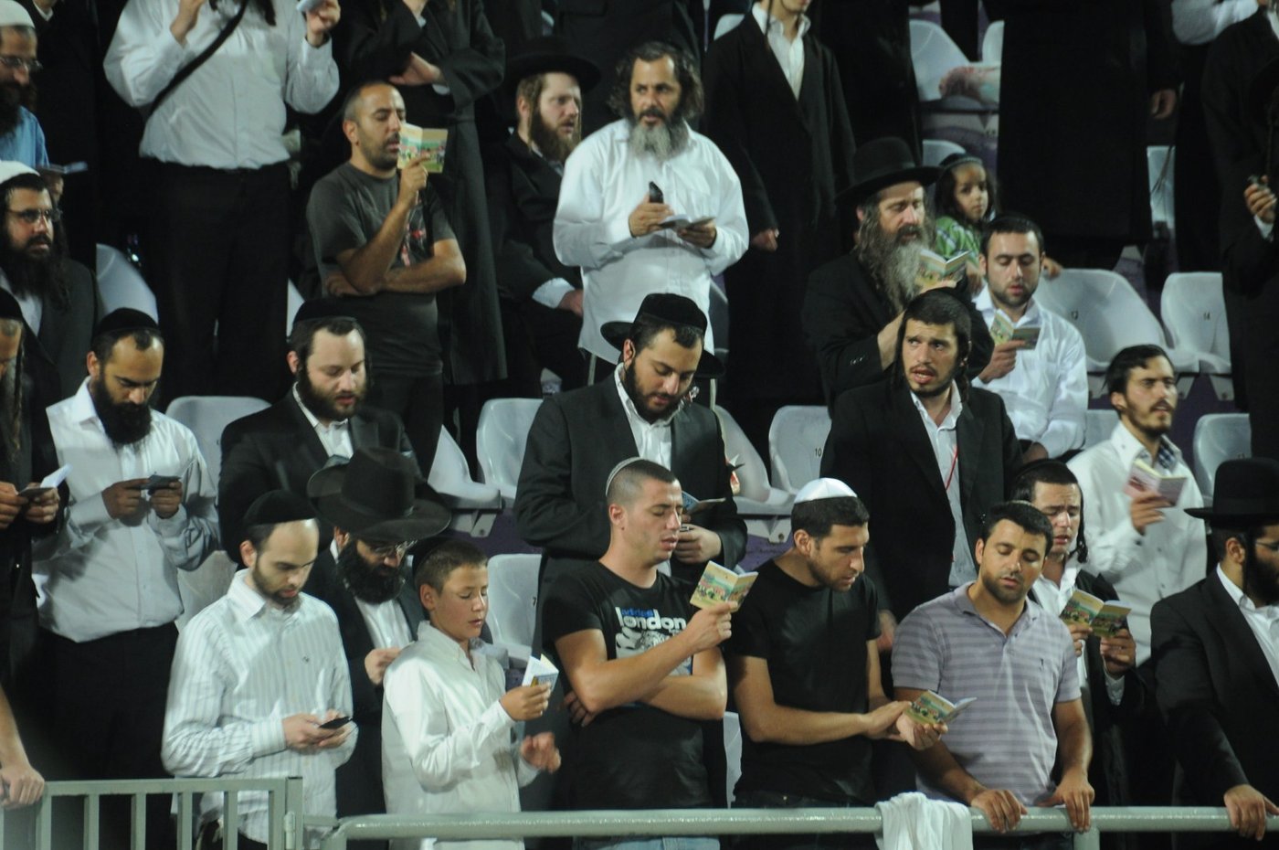 8,000 איש והרב ברלנד: צפו במעמד העוצמתי באצטדיון