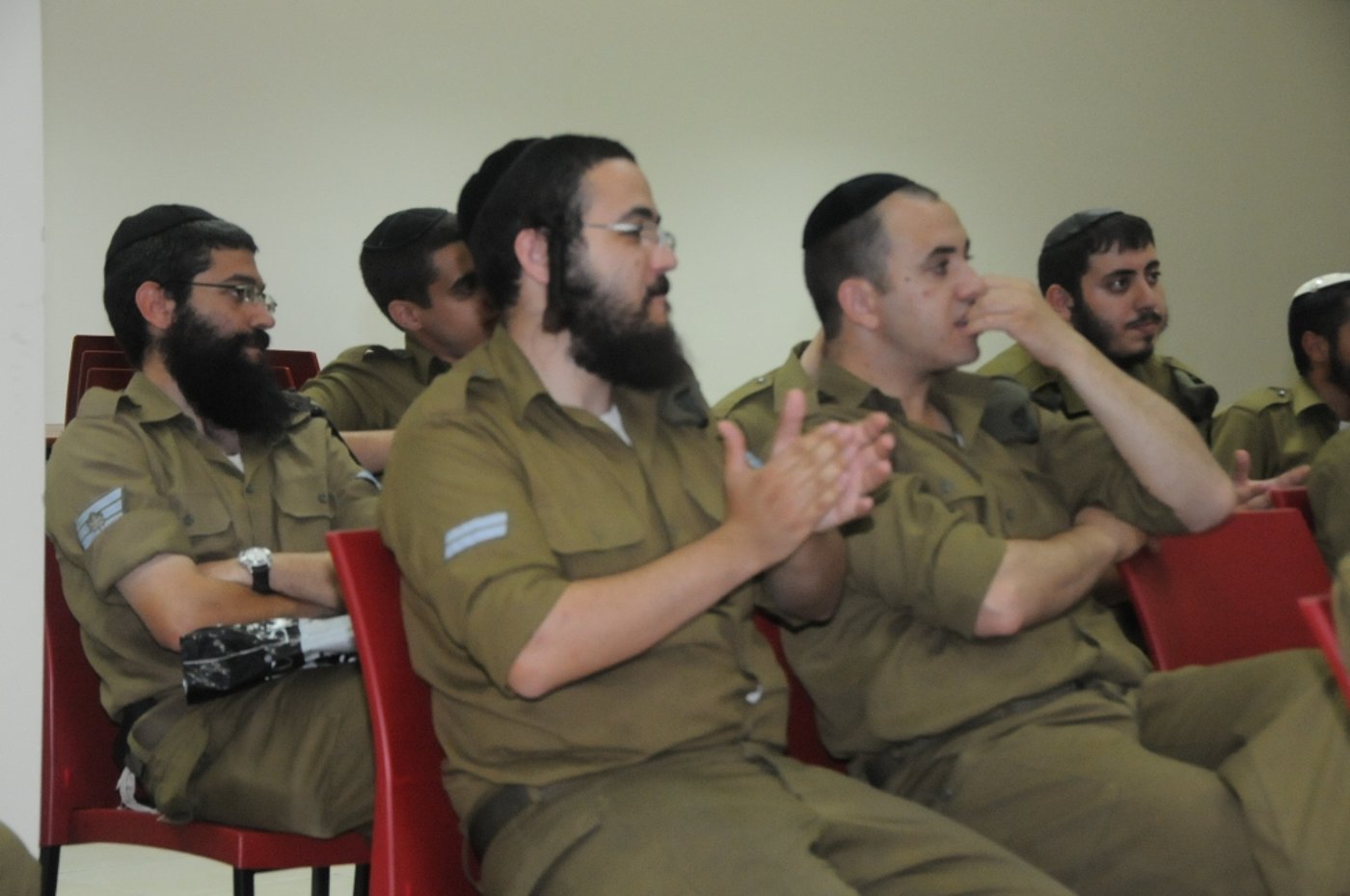 יום עיון לחיילים החרדים; הופעה מוזיקלית והרצאות