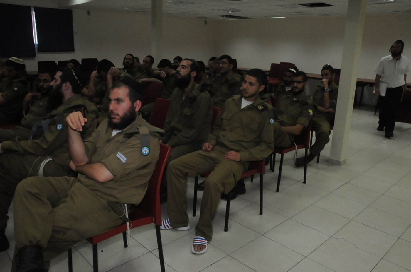 יום עיון לחיילים החרדים; הופעה מוזיקלית והרצאות