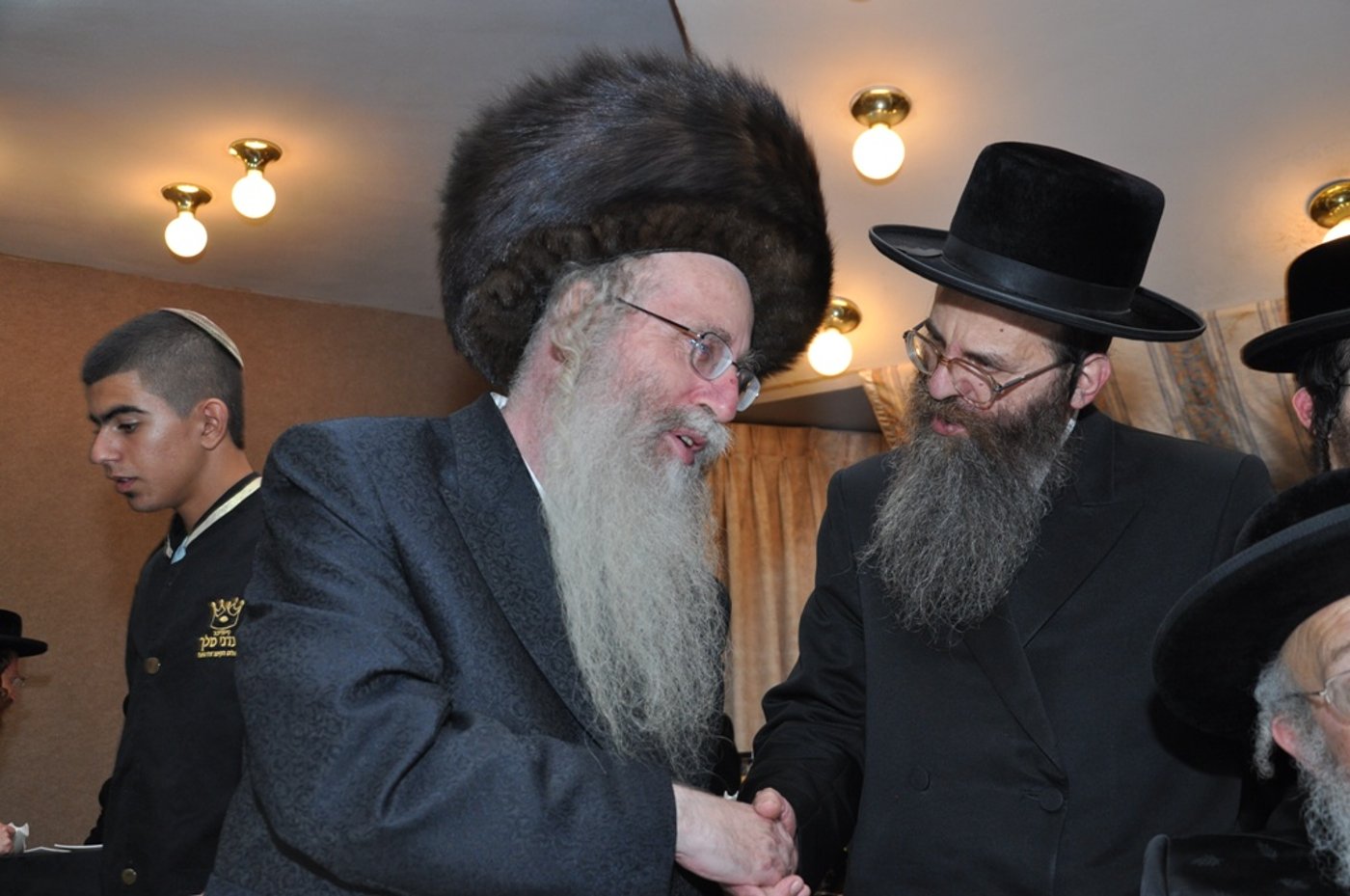 תיעוד: הכנסת ספר תורה לבית כנסת בקרית צאנז בירושלים
