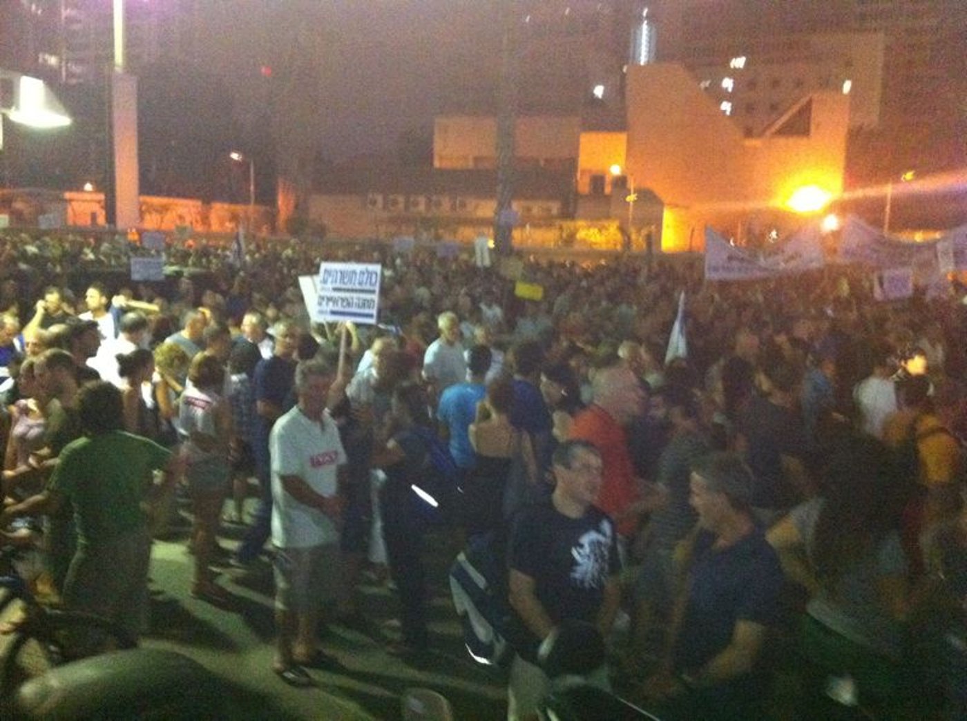 אלפים נגד חרדים: פוליטקאים ובכירי צבא מפגינים בתל-אביב