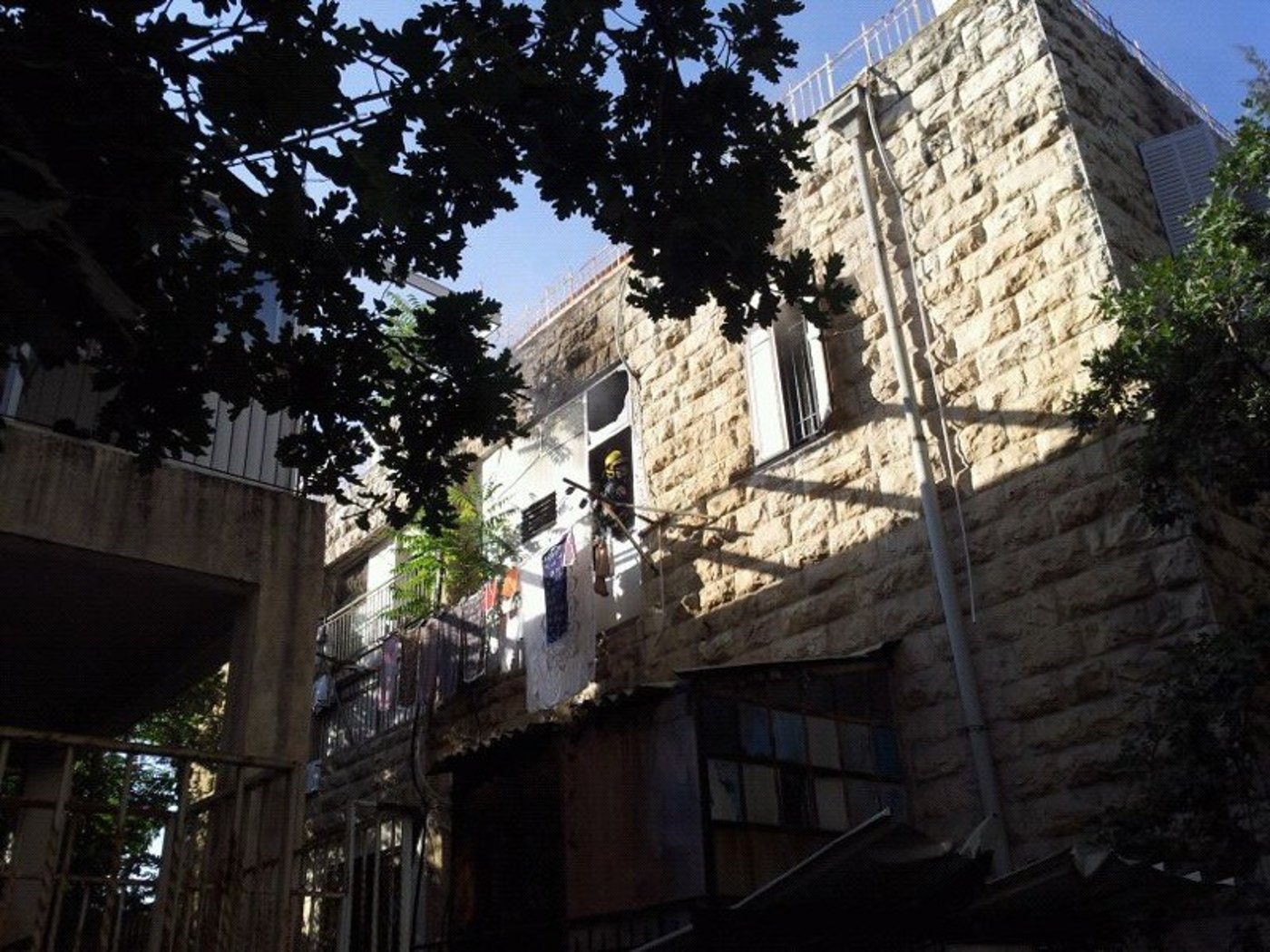 שריפה בבניין בגאולה: הדיירים חולצו, כבאי ואישה נפגעו קל