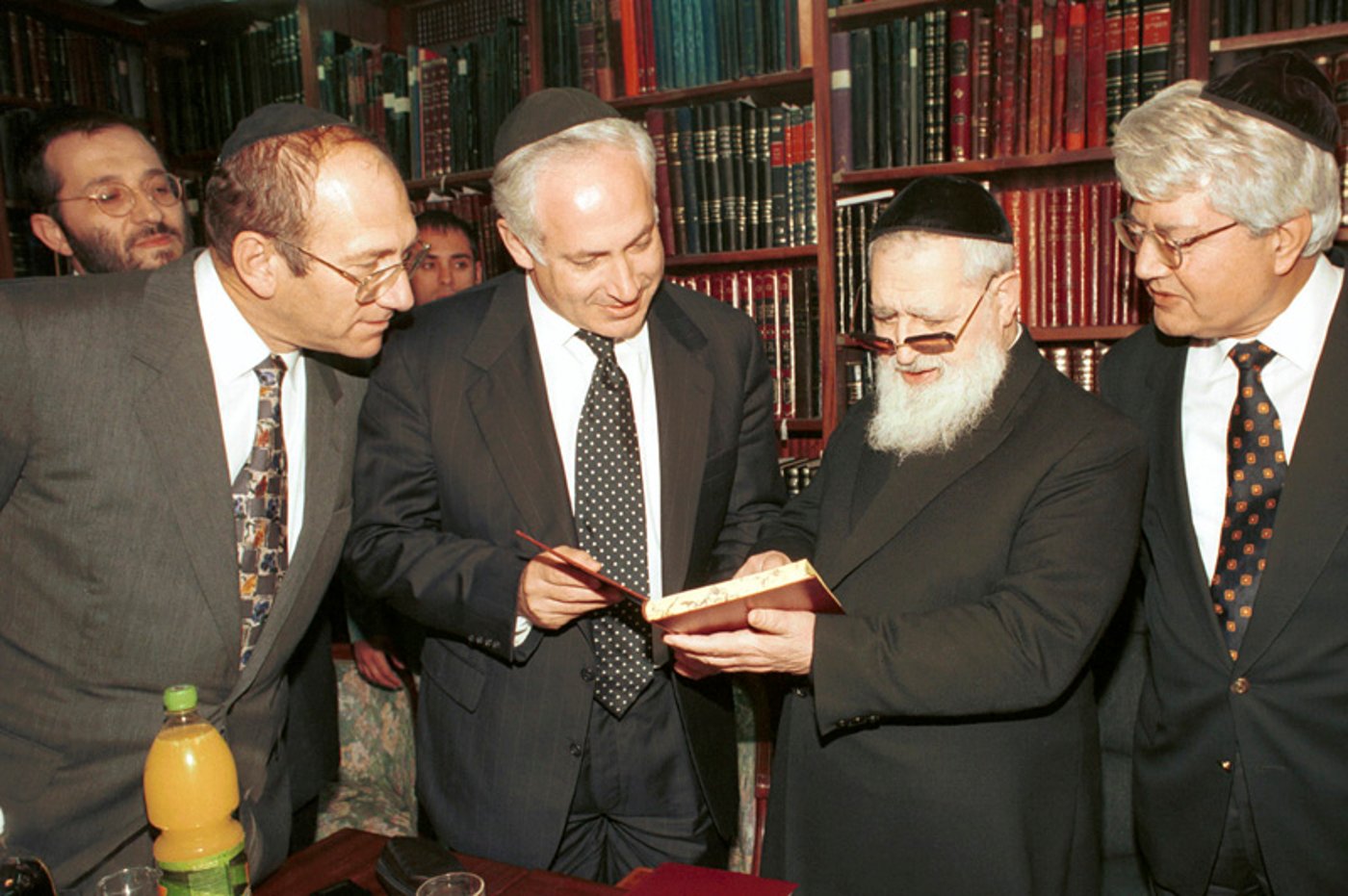 ,,הרב עובדיה עם נתניהו ואולמרט בימים אחרים