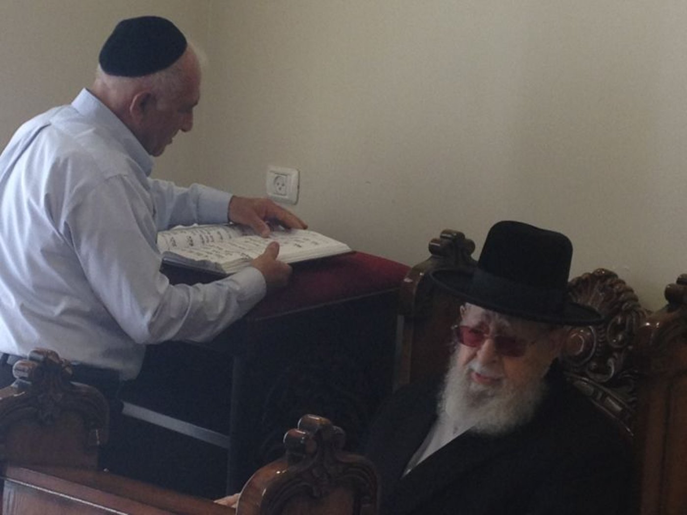 מרן הגר"ע יוסף בתפילת מנחה, היום. צילומים: יהונתן יוסף