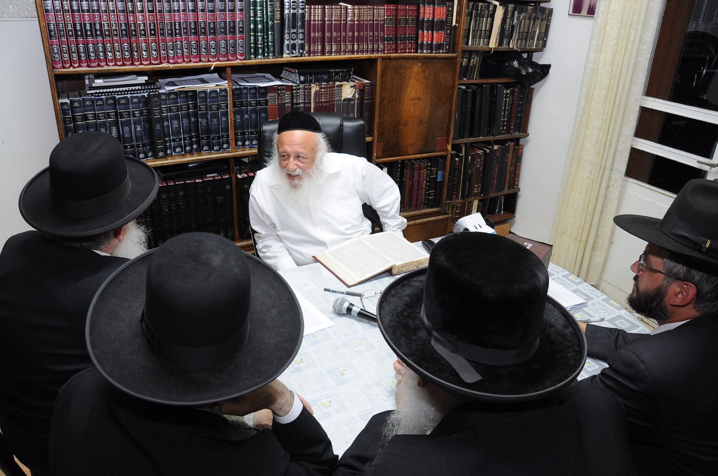 תיעוד: גדולי ישראל מוזמנים למעמד סיום הש"ס בירושלים