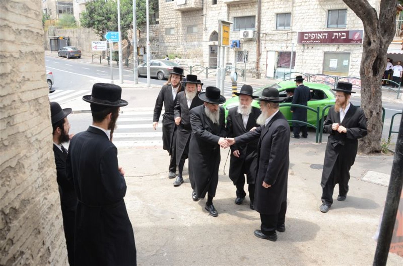 האדמו"ר מלעלוב ביקר בחיפה, כובד בנסדקאות וערך 'לחיים טיש'