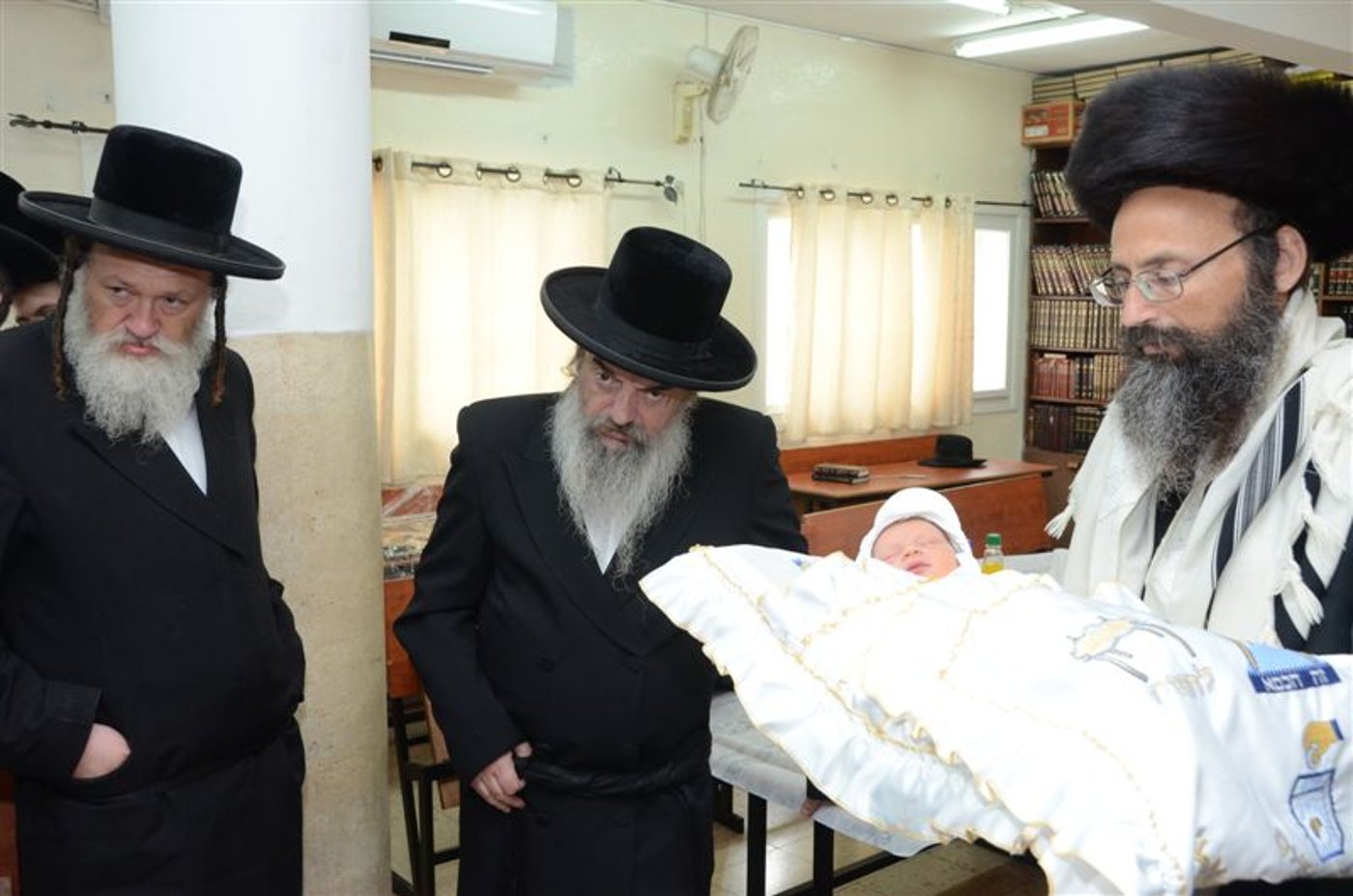 האדמו"ר מלעלוב ביקר בחיפה, כובד בנסדקאות וערך 'לחיים טיש'