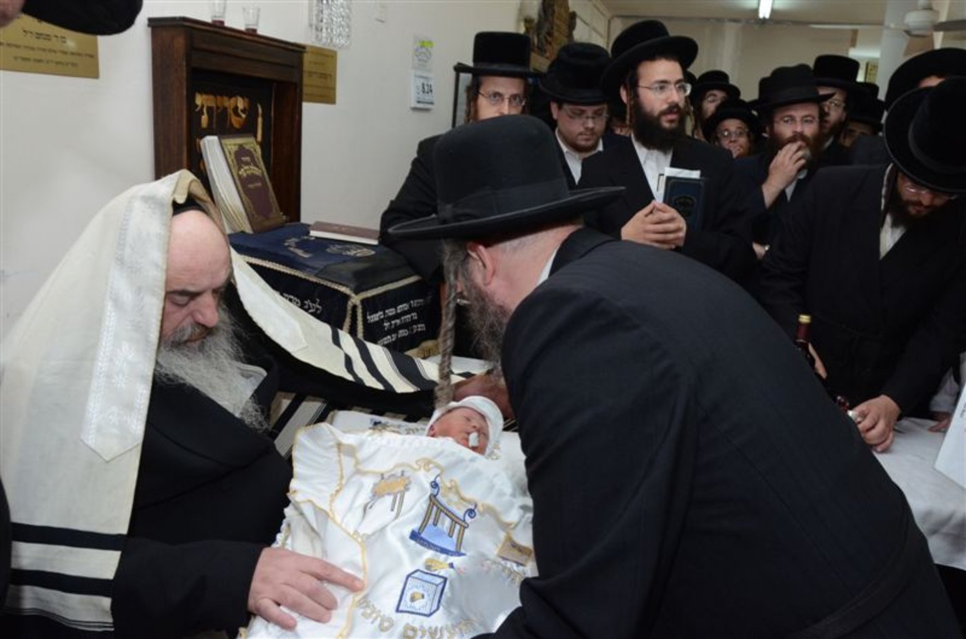 האדמו"ר מלעלוב ביקר בחיפה, כובד בנסדקאות וערך 'לחיים טיש'