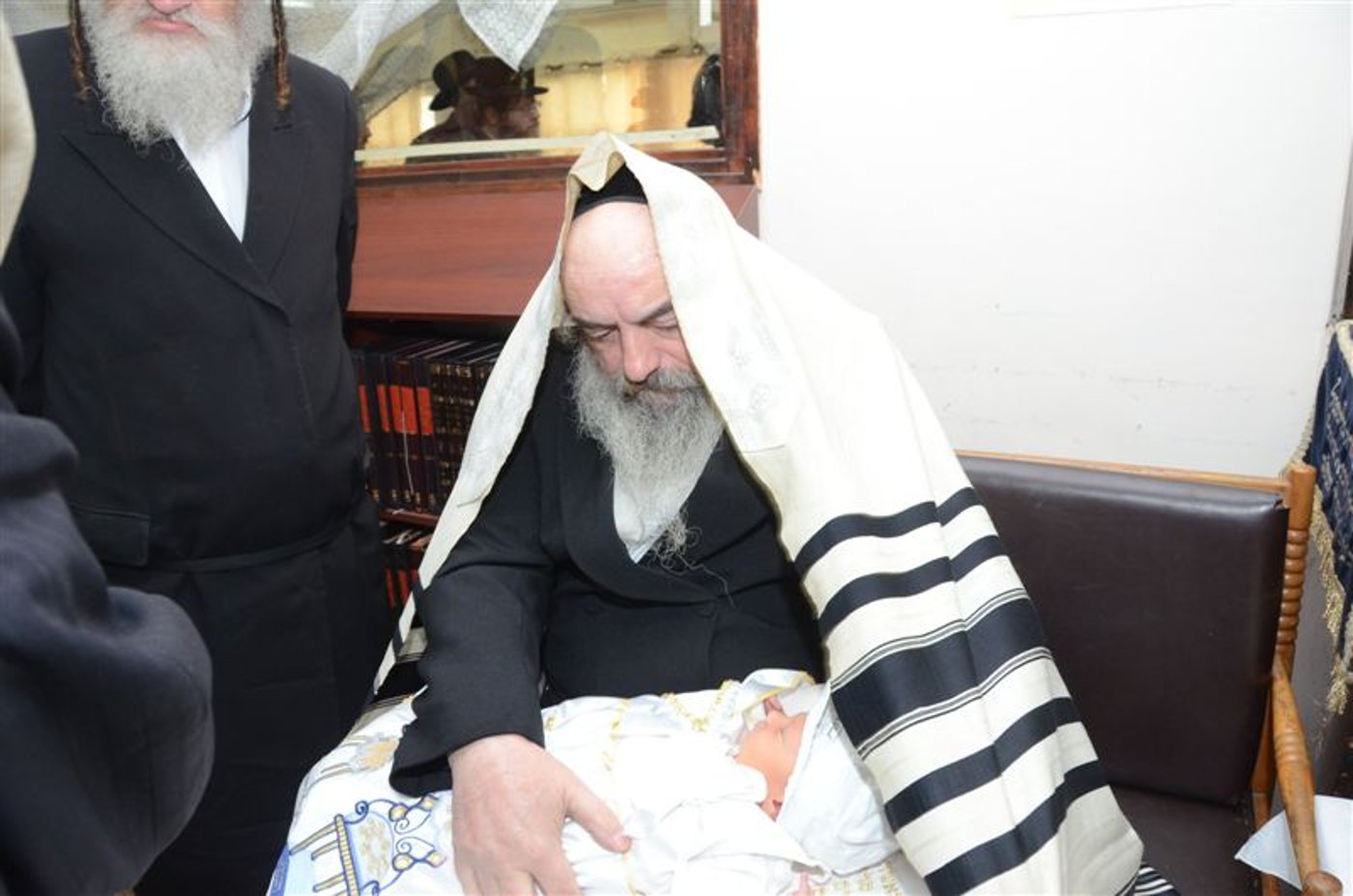האדמו"ר מלעלוב ביקר בחיפה, כובד בנסדקאות וערך 'לחיים טיש'