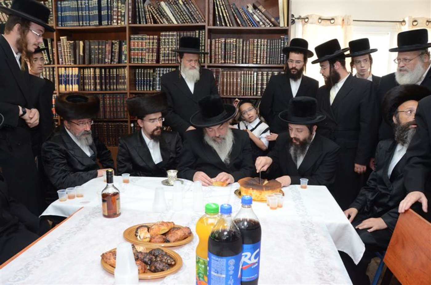 האדמו"ר מלעלוב ביקר בחיפה, כובד בנסדקאות וערך 'לחיים טיש'