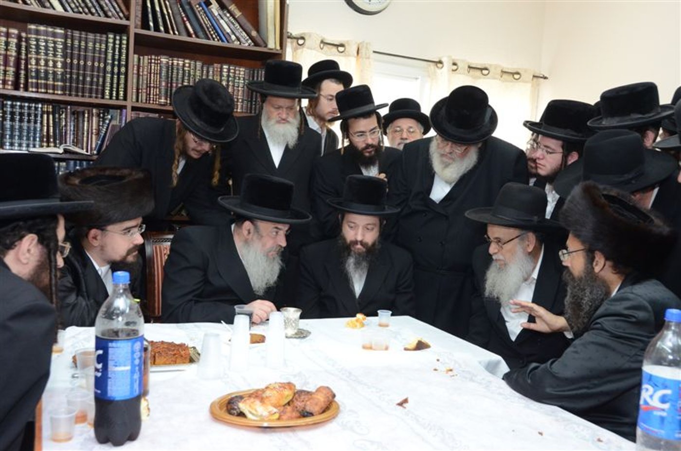 האדמו"ר מלעלוב ביקר בחיפה, כובד בנסדקאות וערך 'לחיים טיש'