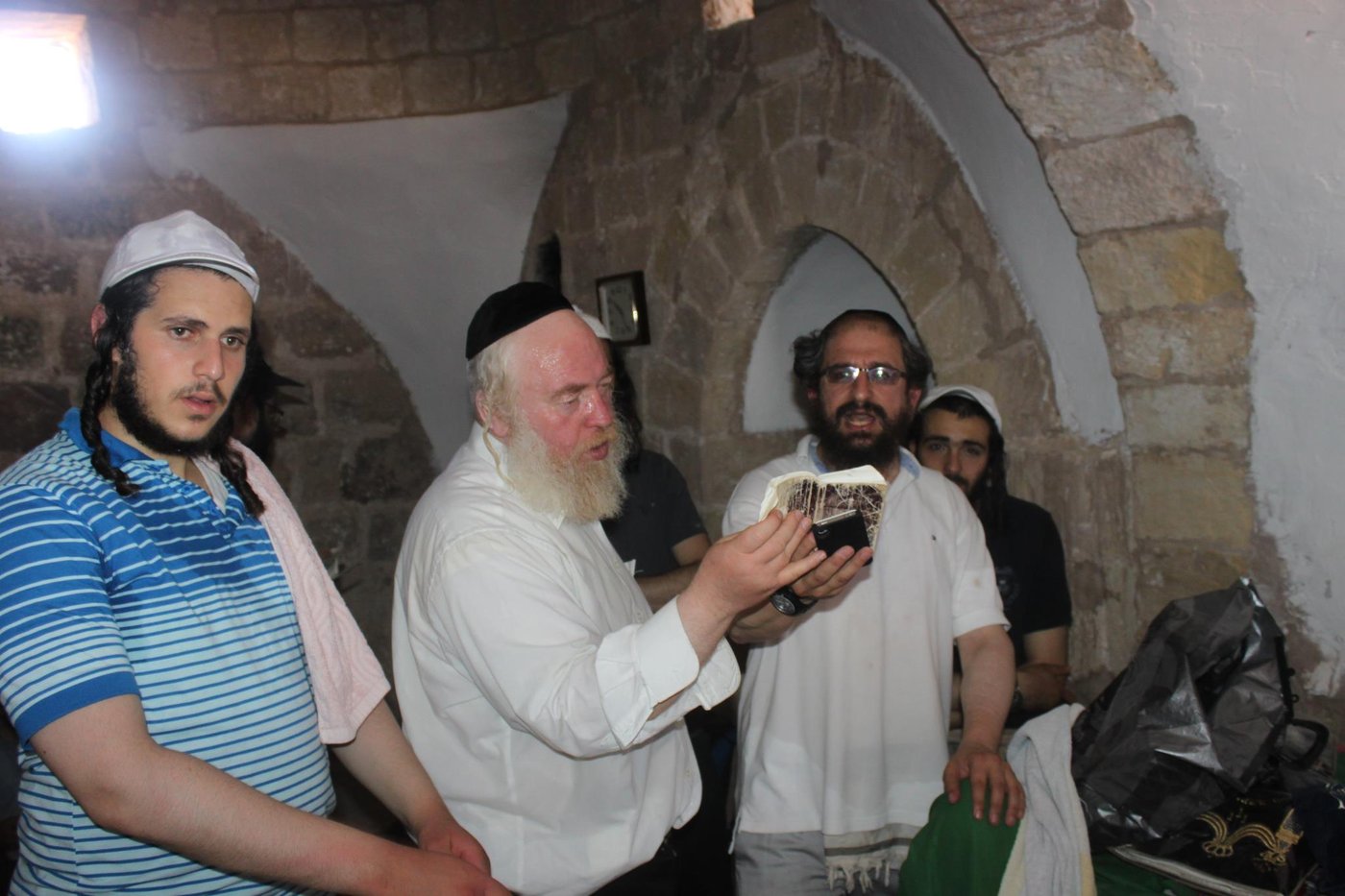 גלריה: אברכים חרדים בכאפיות ביקרו בקבר אהרן הכהן בירדן
