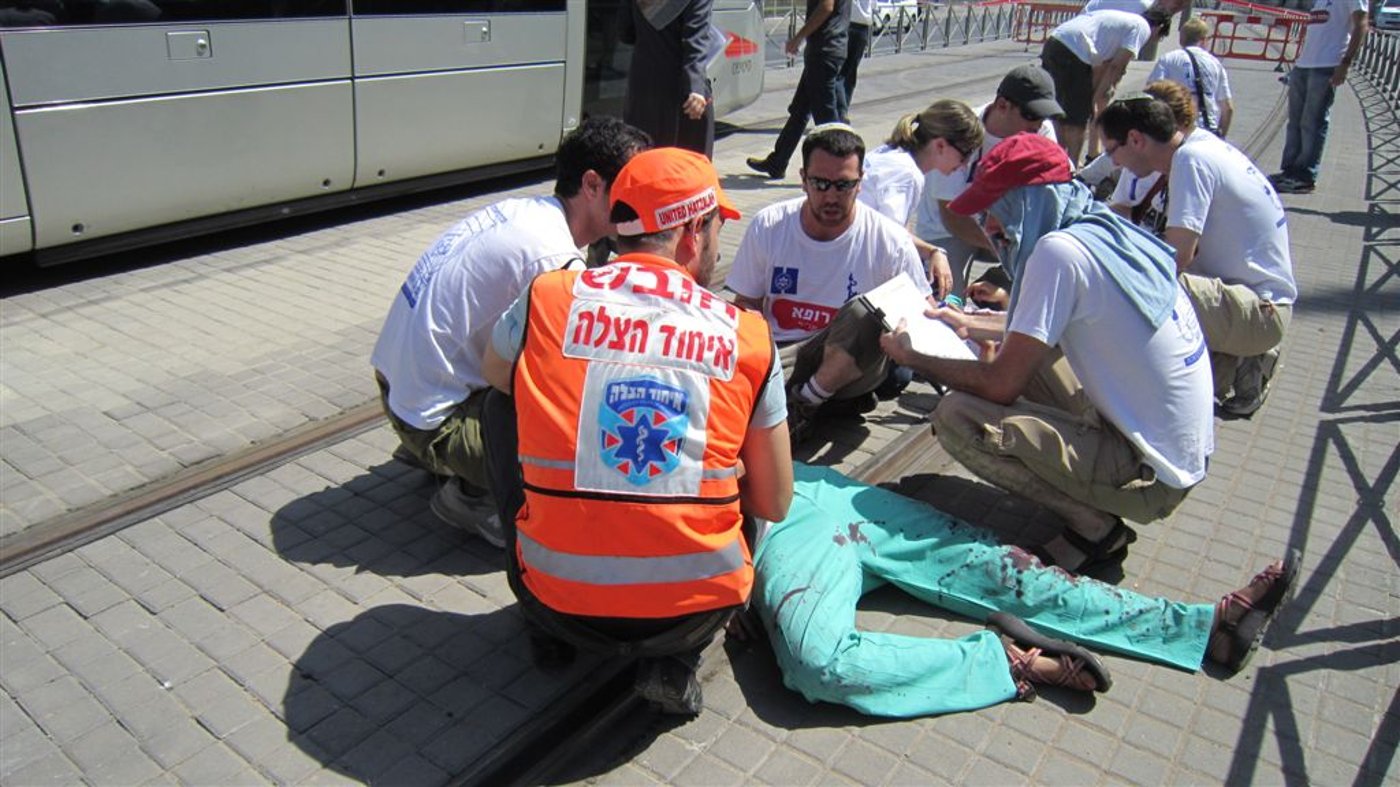 צפו: כך מתמודדים עם פיגוע ברכבת הקלה