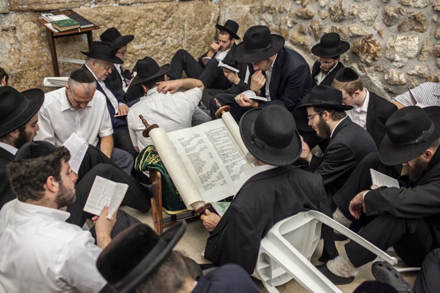דַּרְכֵי צִיּוֹן אֲבֵלוֹת ● בוכים על חורבן הבית בכותל המערבי