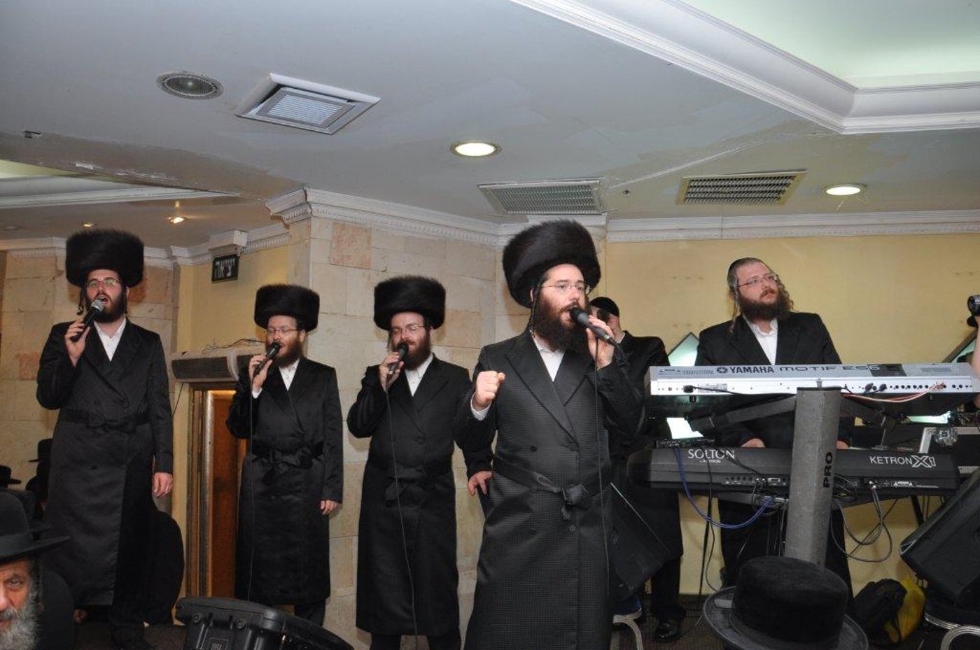 שמחת החתונה בחצרות מאקאווא נארול קוידינוב: צפו בגלריה
