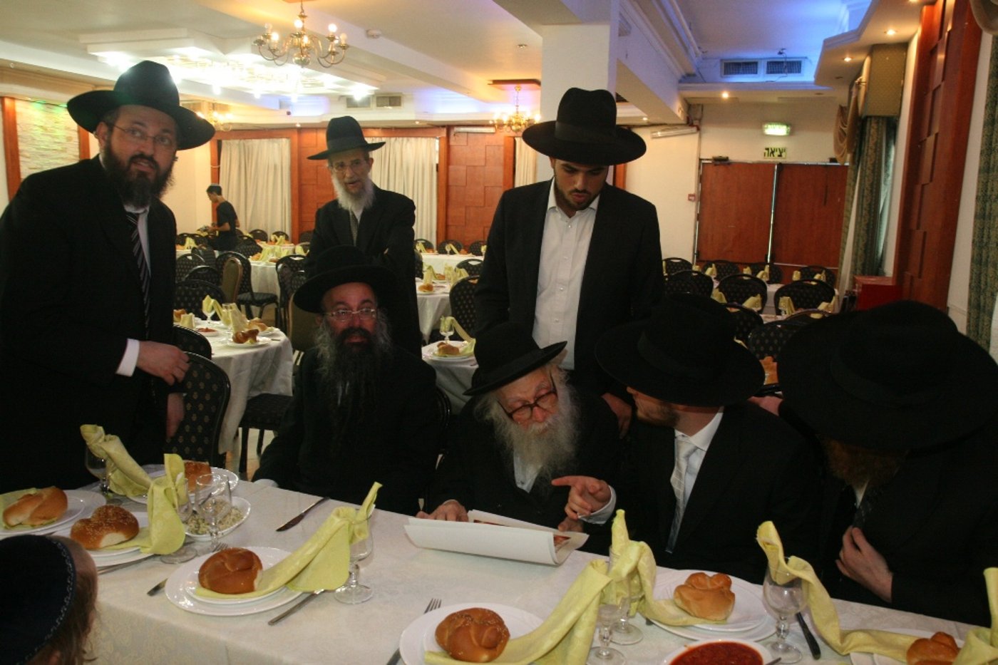 חתונת נכדת רבי ניסים קרליץ: גלריית ענק