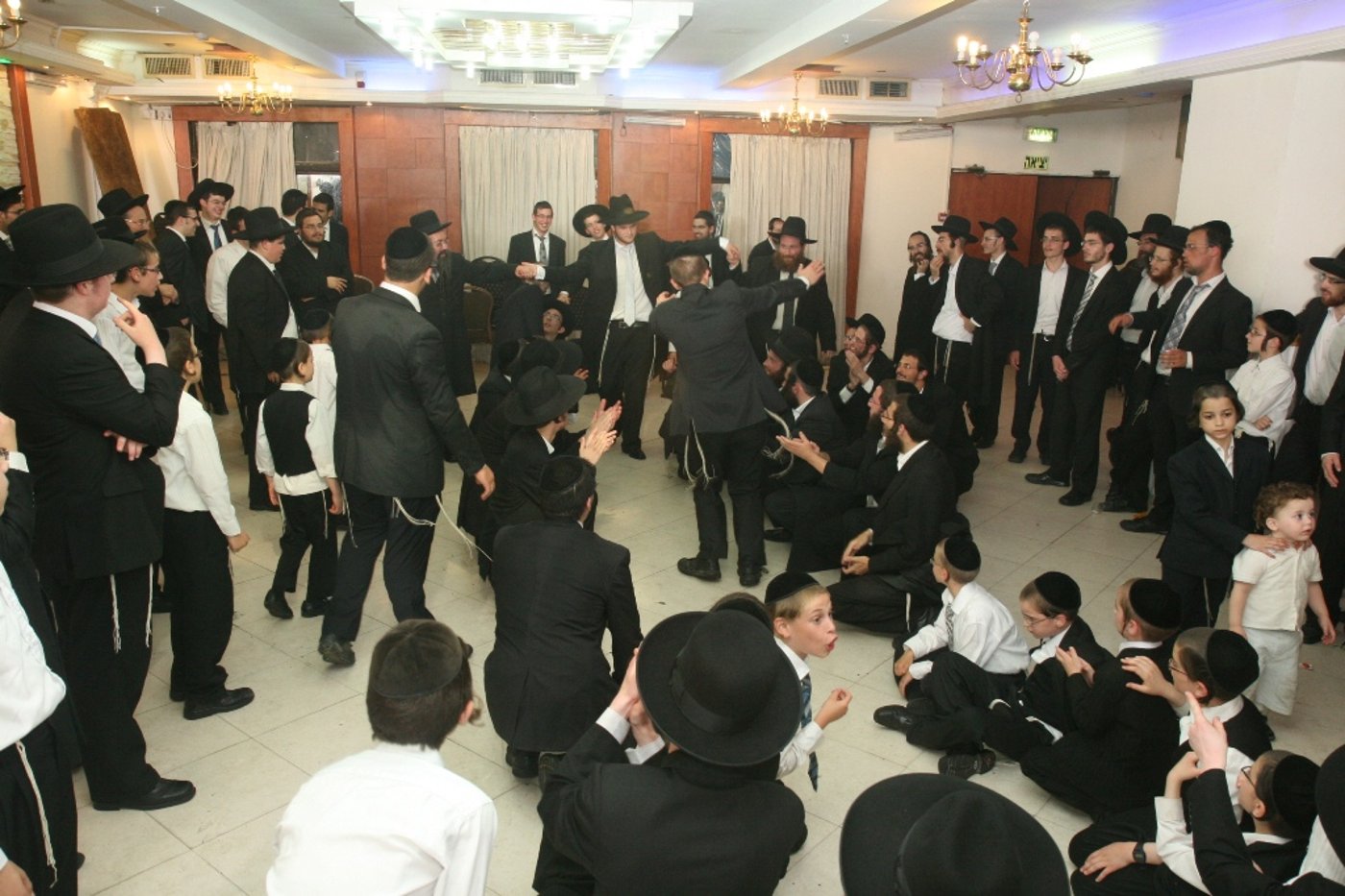 חתונת נכדת רבי ניסים קרליץ: גלריית ענק