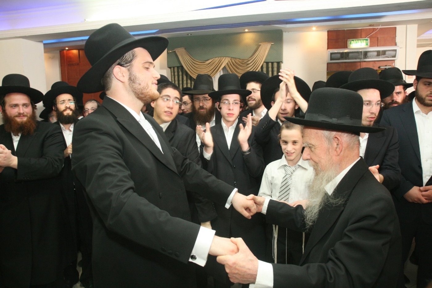 חתונת נכדת רבי ניסים קרליץ: גלריית ענק