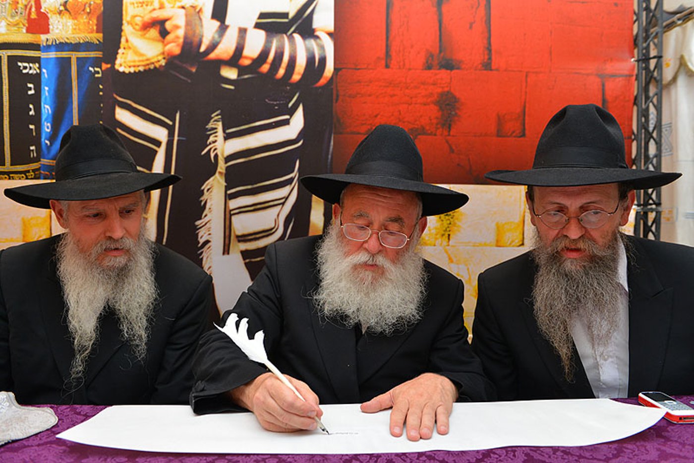 ספר-תורה שאיחד מאות אלפי ילדים הוכנס בכותל