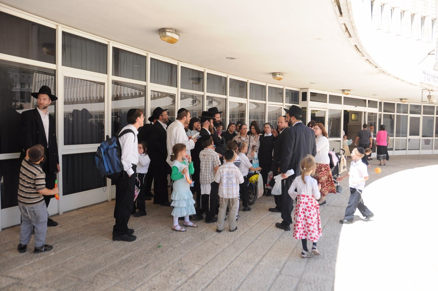 עשרות הורים וילדים הפגינו נגד משרד החינוך