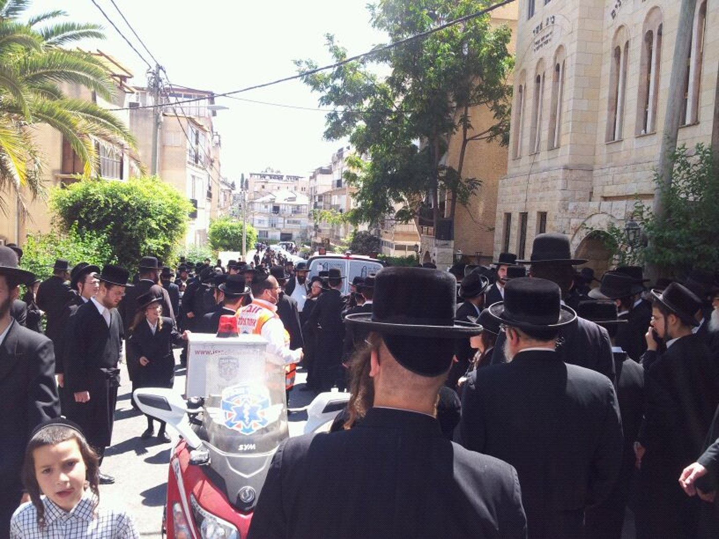 מאות מלווים למנוחות את האדמו"ר משומרי אמונים