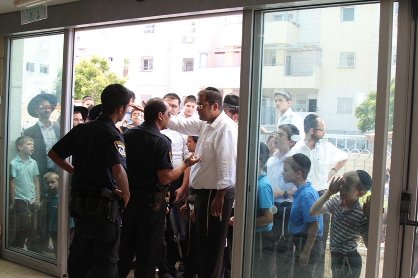 דרמה בעיר אלעד: הורים פרצו ללשכת ראש-העיר