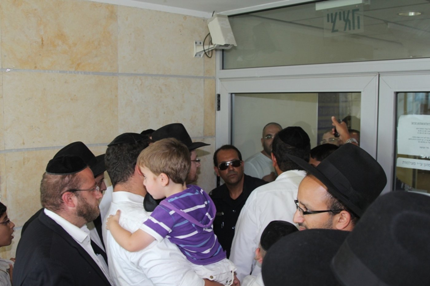 דרמה בעיר אלעד: הורים פרצו ללשכת ראש-העיר