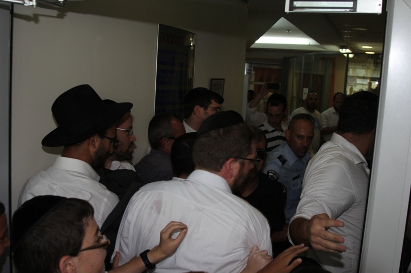 דרמה בעיר אלעד: הורים פרצו ללשכת ראש-העיר