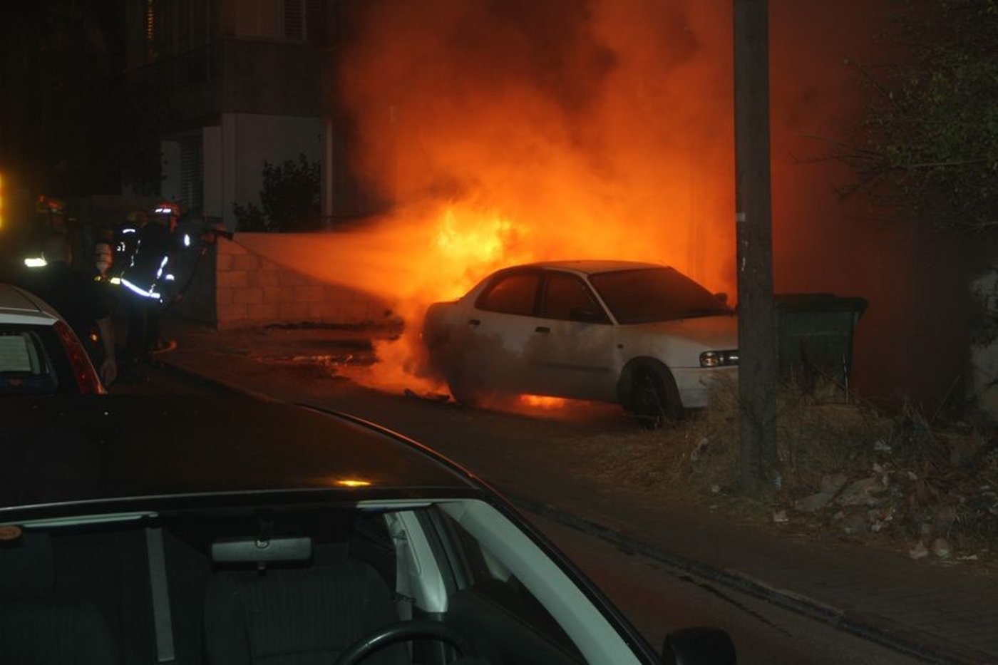 אש בבני-ברק: רכבים הוצתו, התושבים פונו