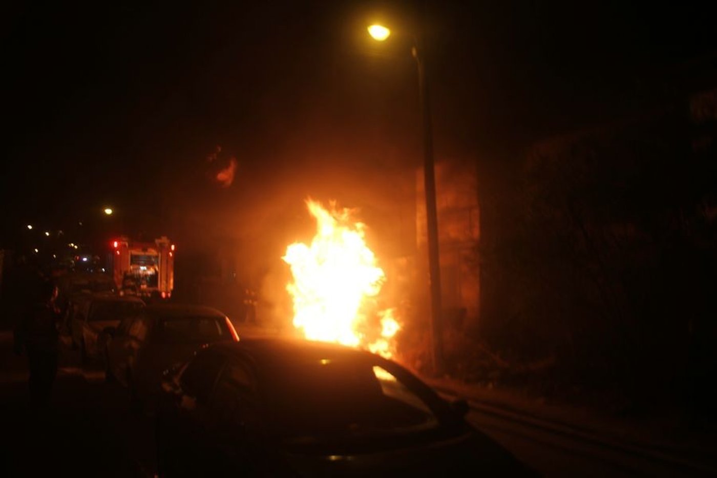 אש בבני-ברק: רכבים הוצתו, התושבים פונו