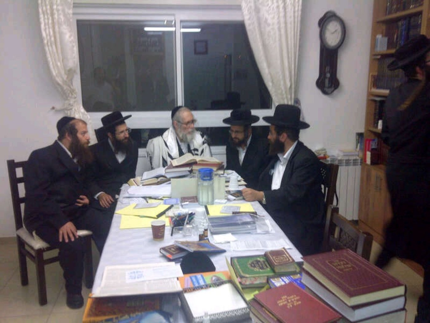 האסיפה בבית הרב ברלנד, הלילה