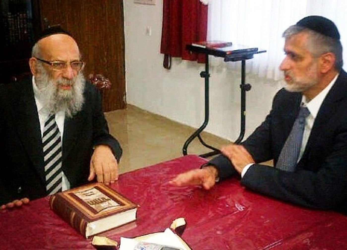 רובינשטיין מפתיע בעוגה, מימון מתחדש בשלייקס