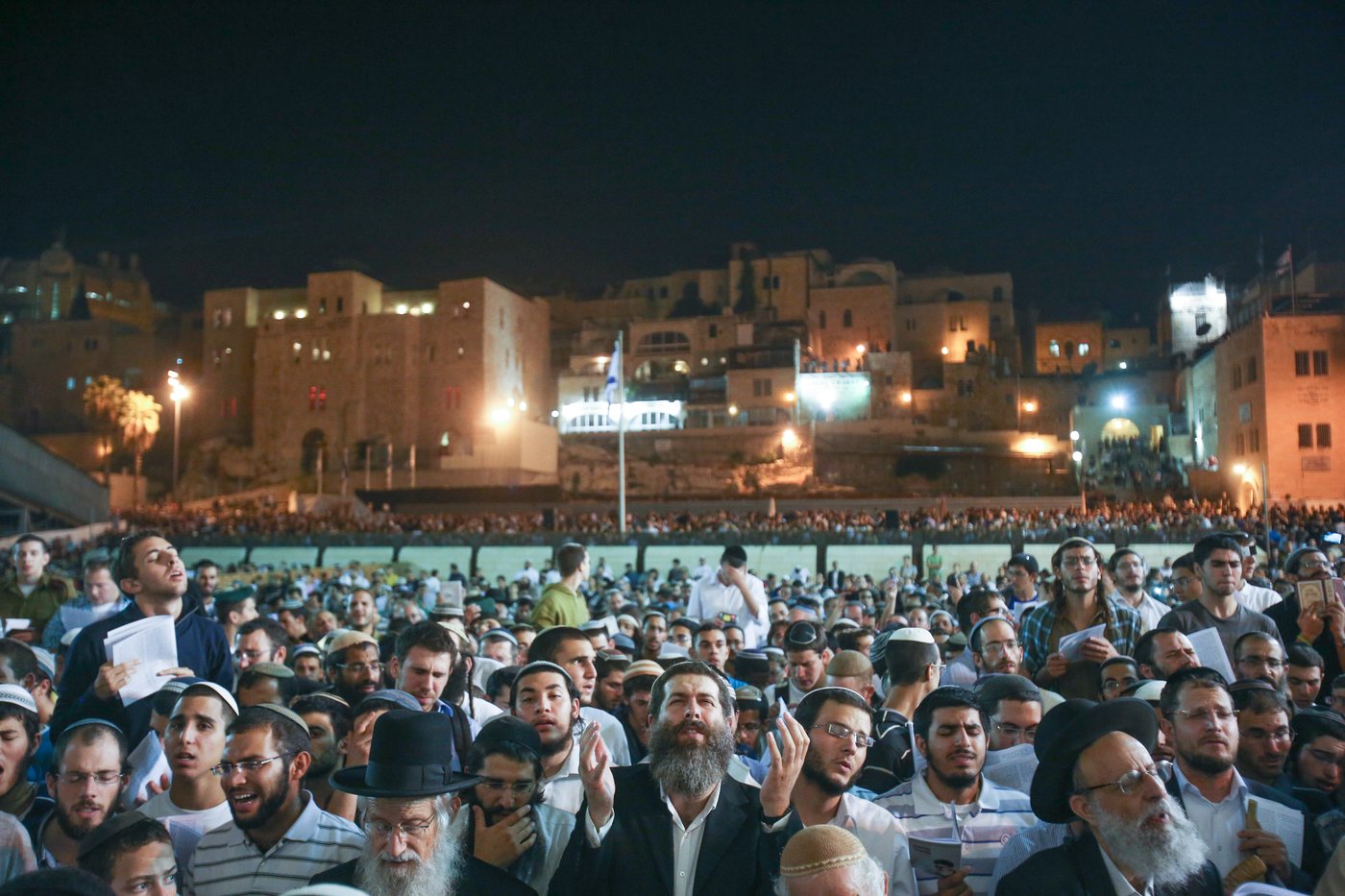 אלפים ב'סליחות' בכותל להצלחת תקיפה באיראן