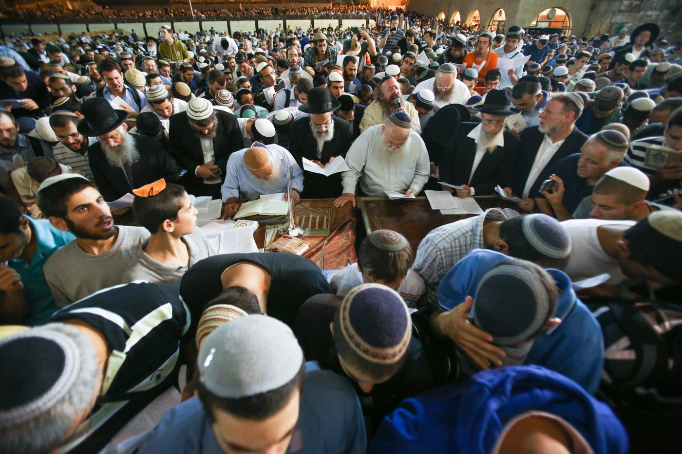 אלפים ב'סליחות' בכותל להצלחת תקיפה באיראן