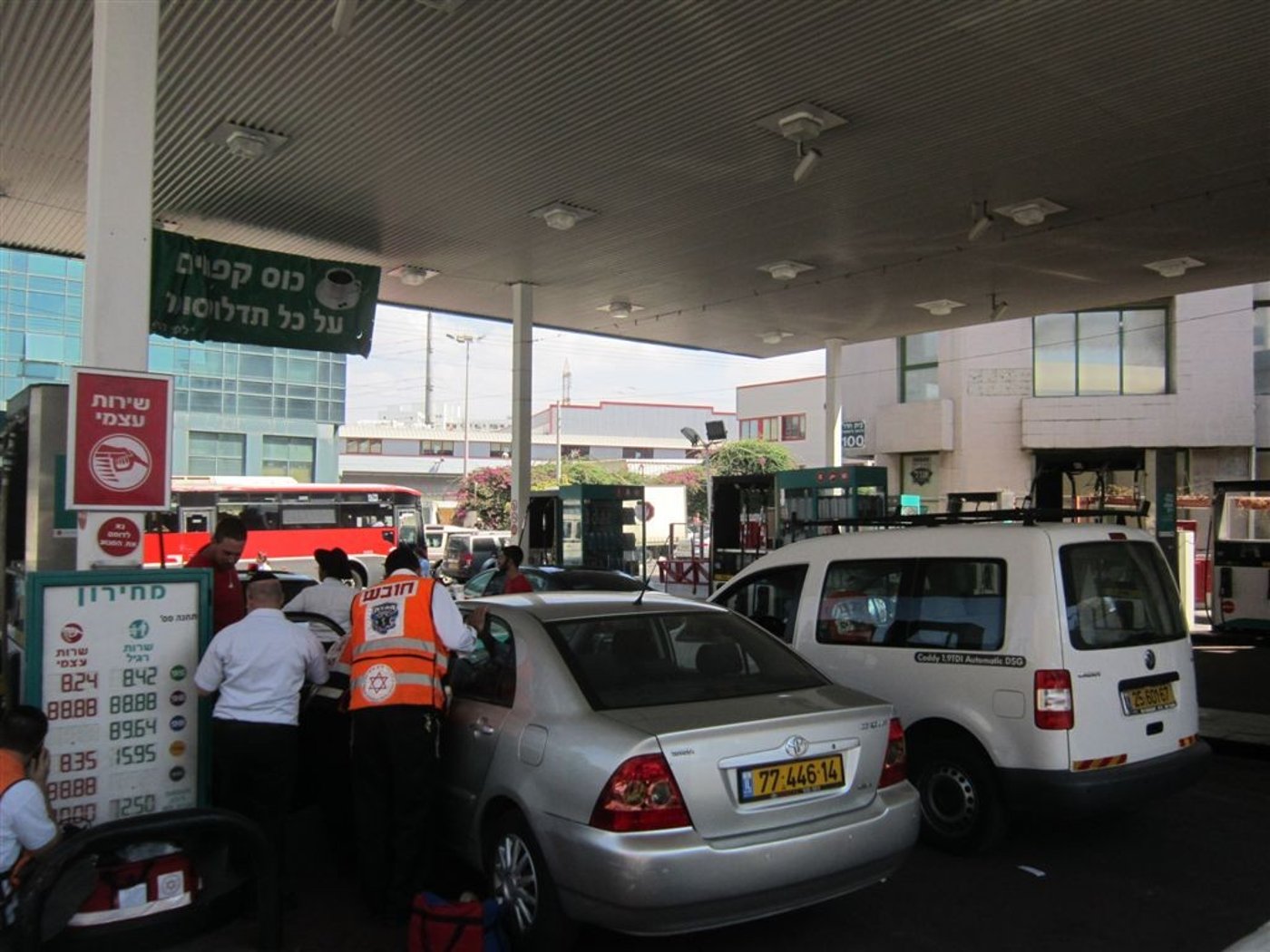 בני ברק: רכב התנגש ועקר עמדת תדלוק בתחנת דלק