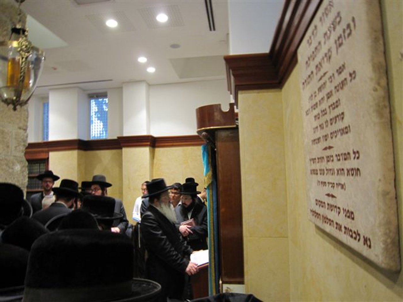 האדמו"ר מנדבורנה בתפילה בקבר רחל