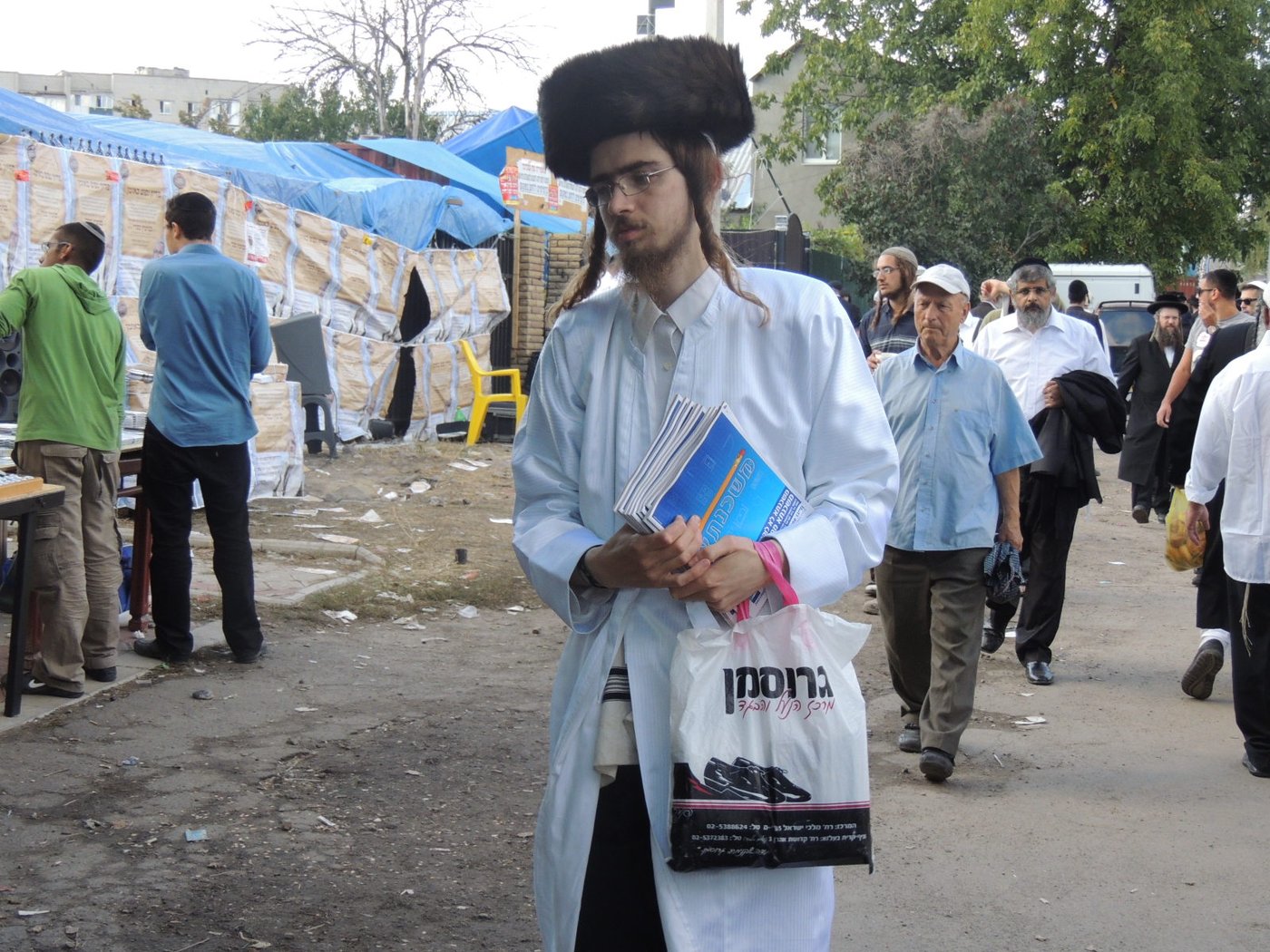 אומן לובשת חג: הכנות אחרונות לקראת יום הדין