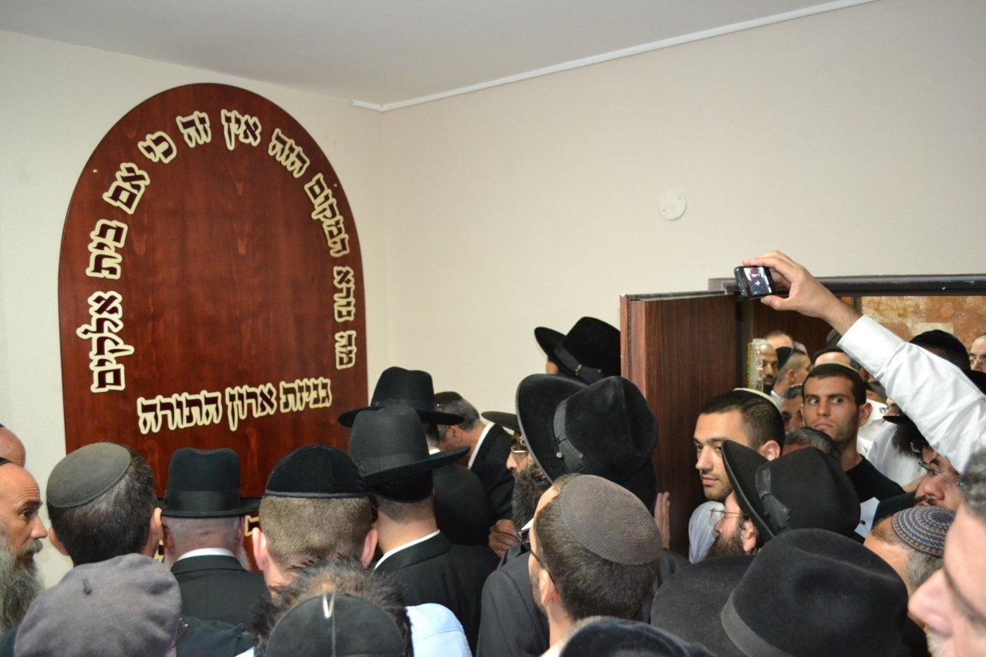 הרב פינטו חשף את קברי הצדיקים שבמשרדו