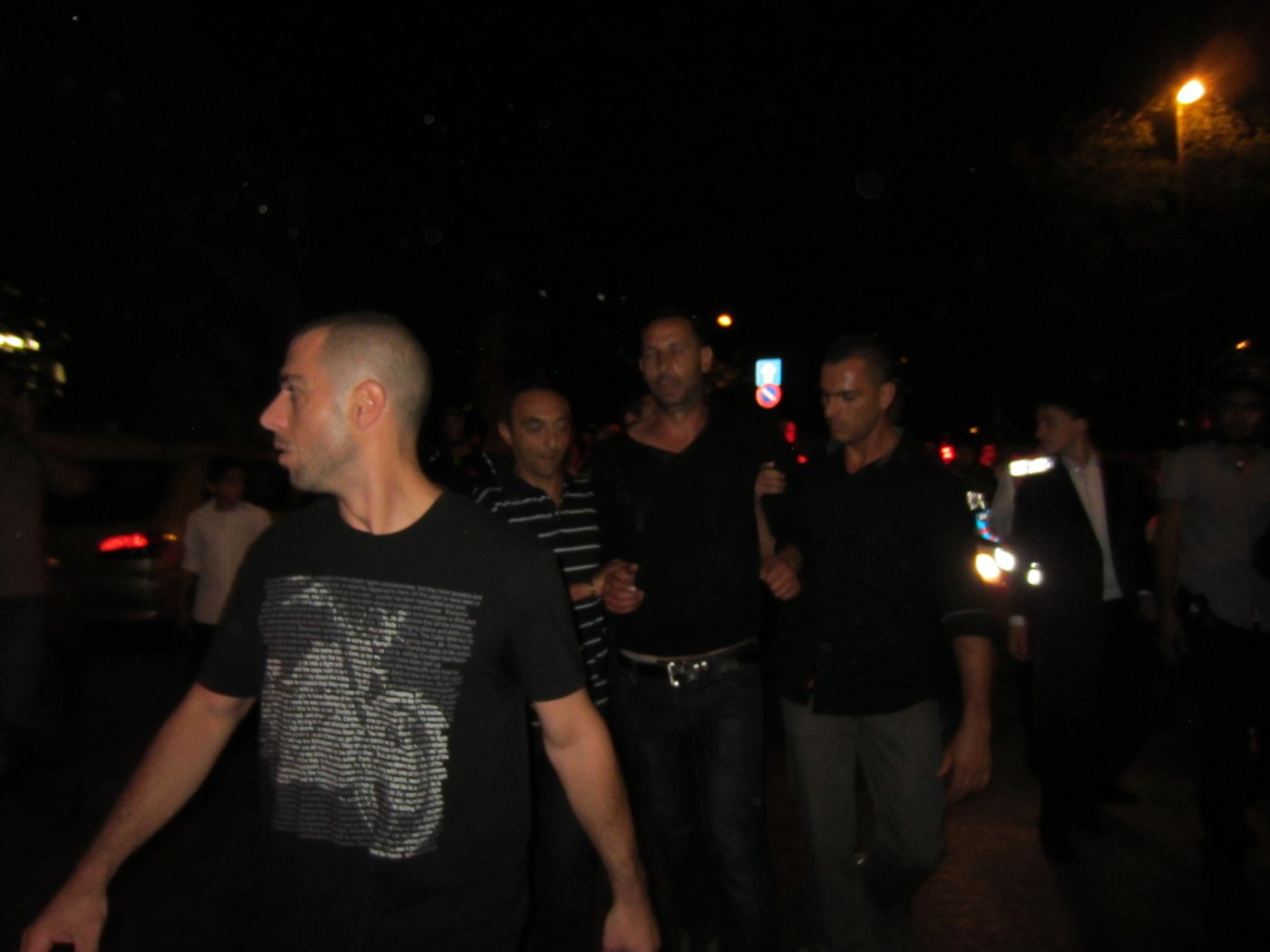 ה'סיקריקים' פצעו צלם עיתונות, החרדים סייעו