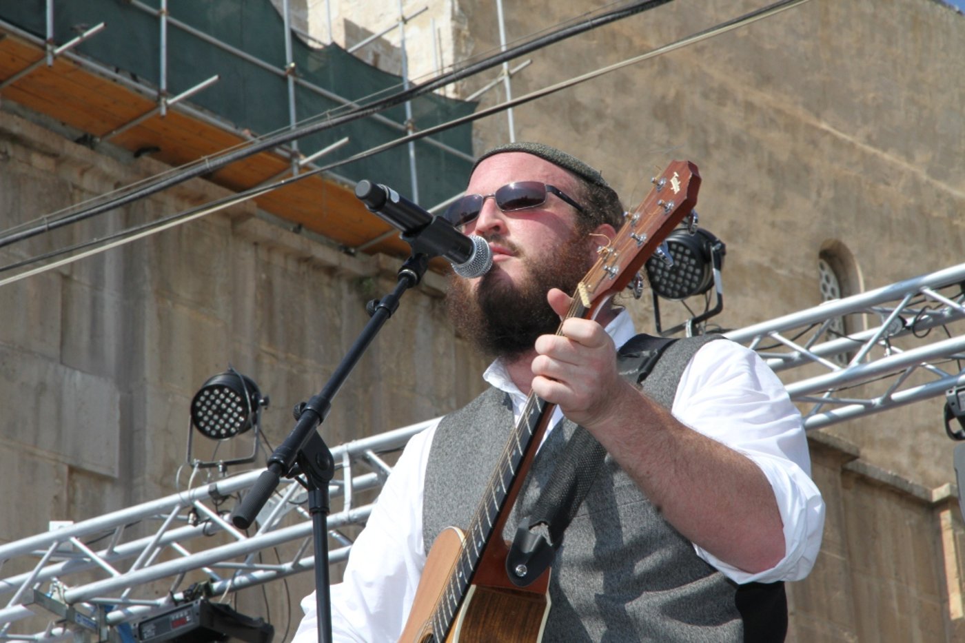 צפו: חגיגת ענק בחברון עם מרדכי בן דוד