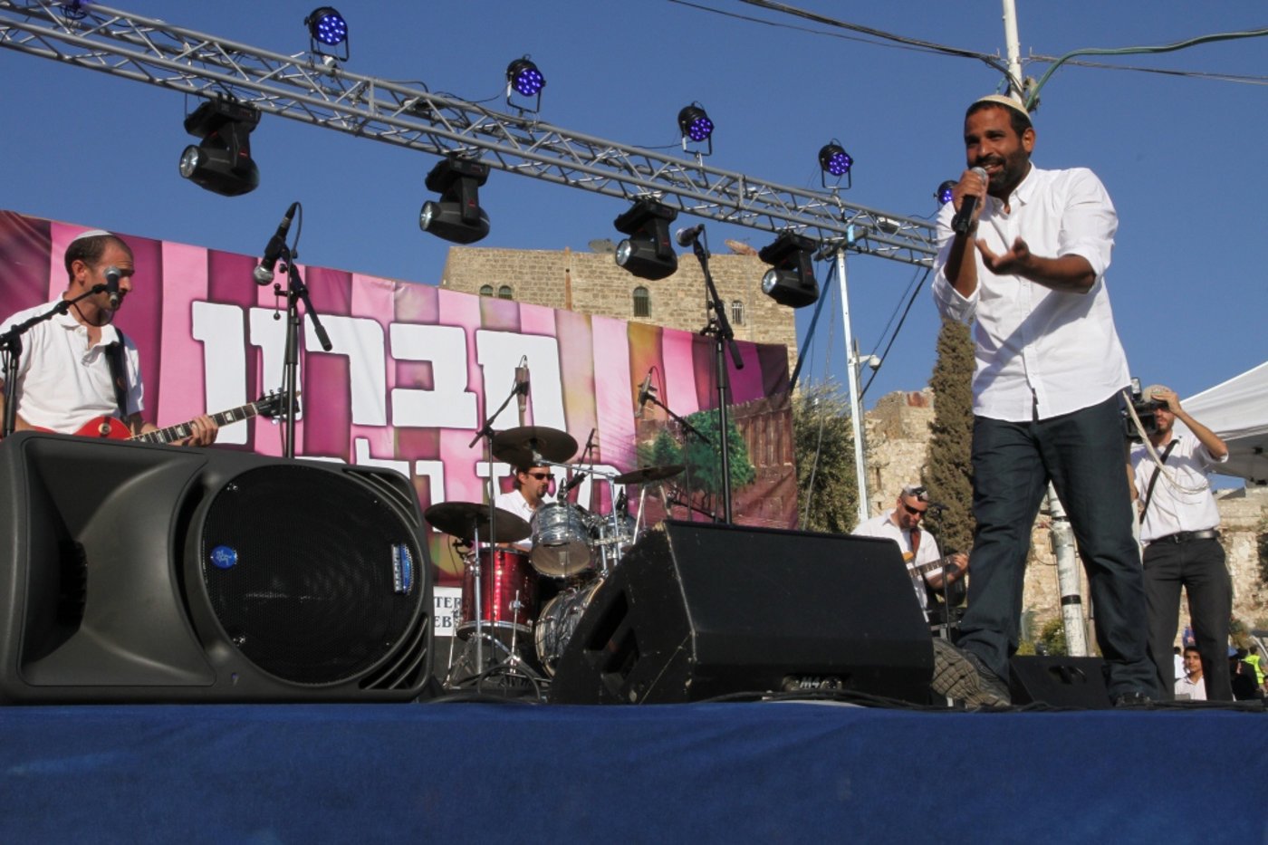 צפו: חגיגת ענק בחברון עם מרדכי בן דוד