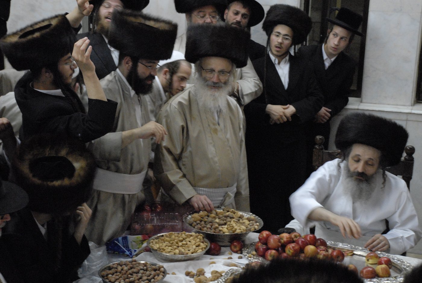 צפו בתיעוד: טיש תפוחים בשומרי אמונים
