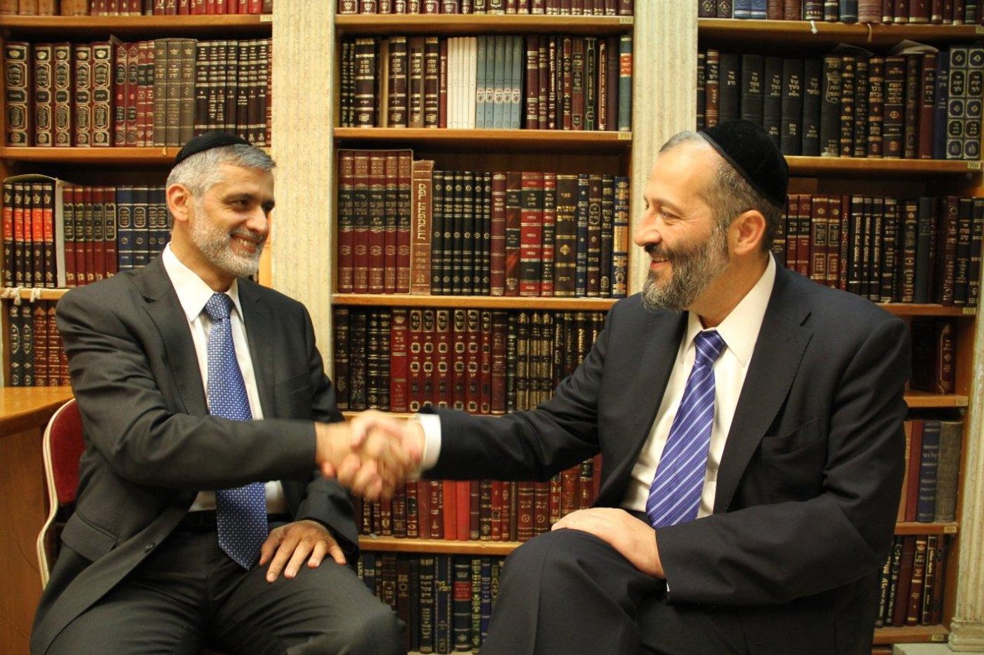 צפו: פגישת הפיוס בין אלי ישי ואריה דרעי