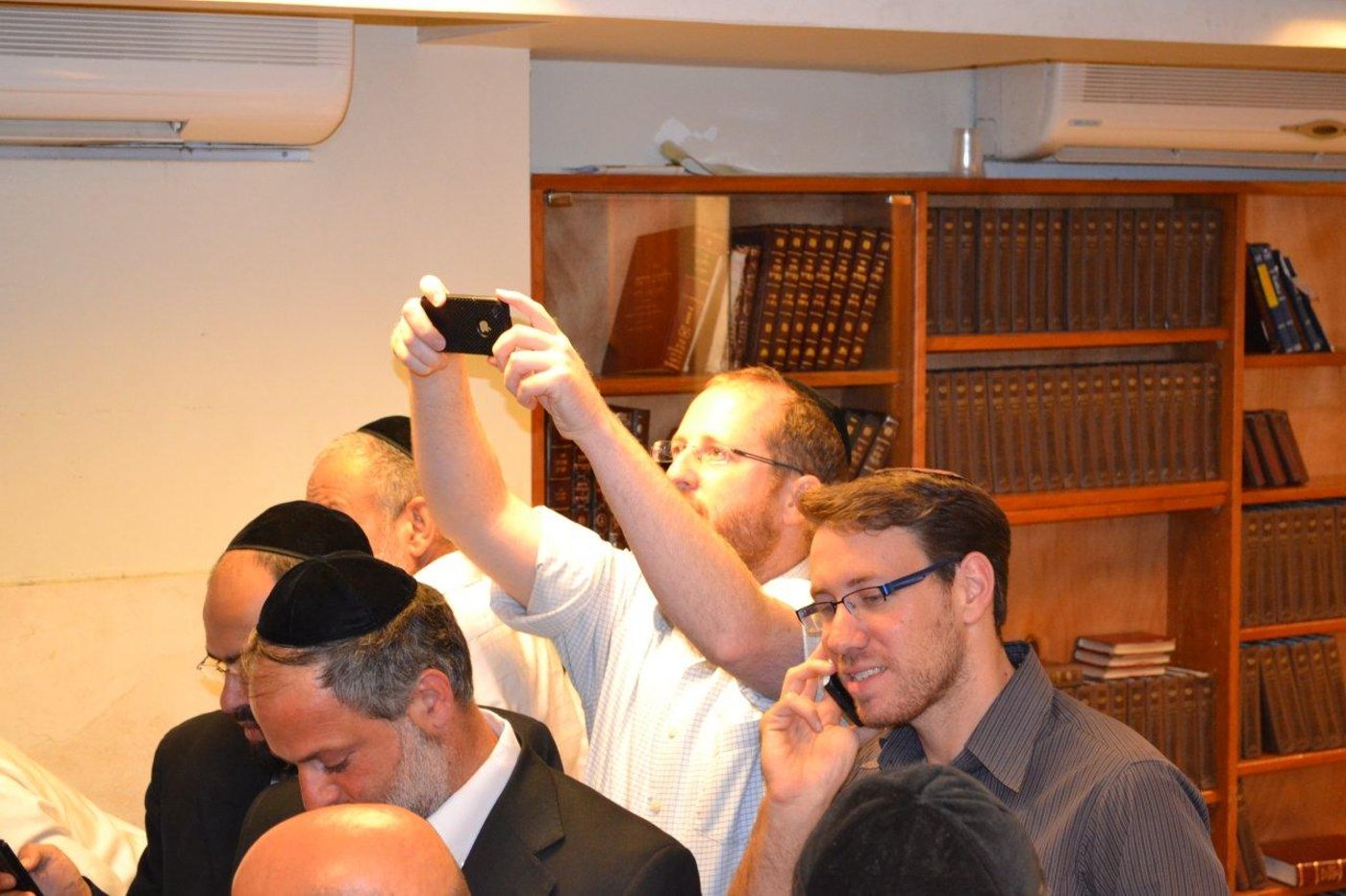ידידיה מאיר מצלם, לצידו יהודה שלזינגר