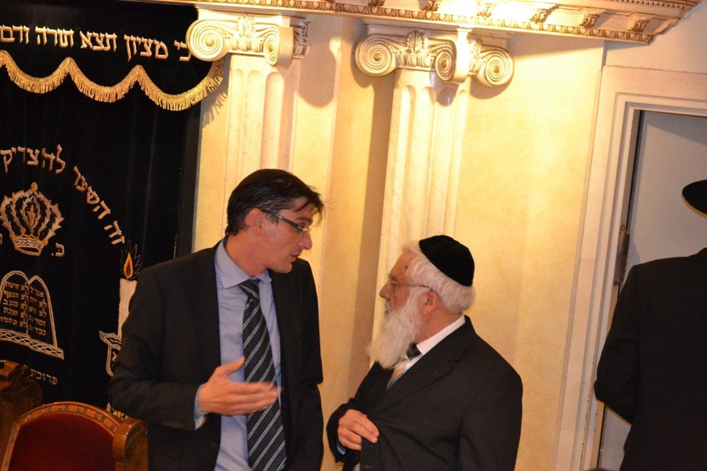 מאחורי הקלעים: חגיגת תקשורת בבית הרב עובדיה יוסף