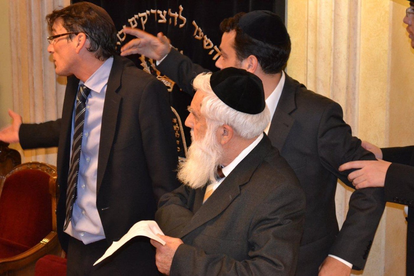 מאחורי הקלעים: חגיגת תקשורת בבית הרב עובדיה יוסף