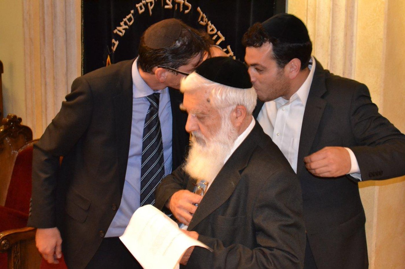 מזכיר מוצעת החכמים, הרב רפאל פינחסי, מאחור: יעקב בצלאל יועצו של אלי ישי
