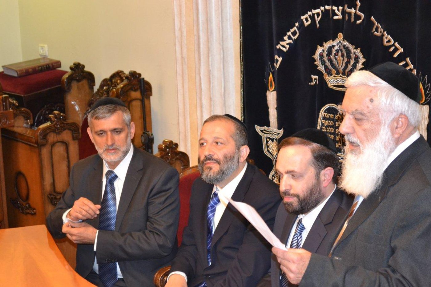 מאחורי הקלעים: חגיגת תקשורת בבית הרב עובדיה יוסף