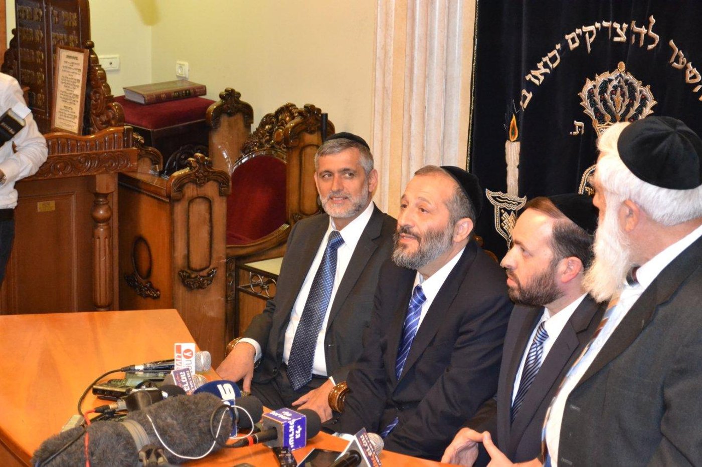 מאחורי הקלעים: חגיגת תקשורת בבית הרב עובדיה יוסף